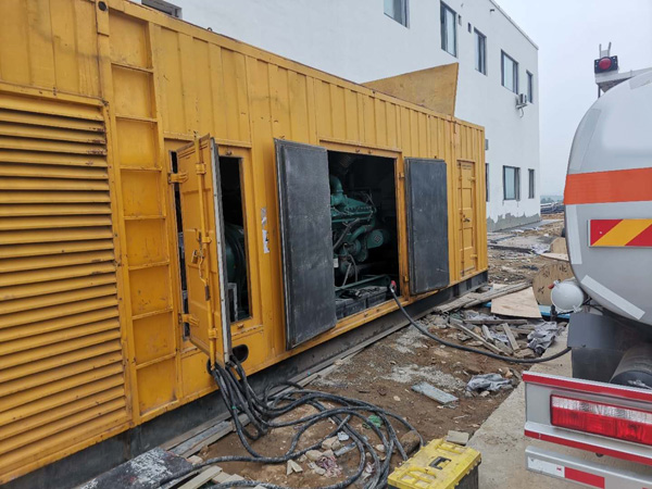 两当如何在发电机出租合同中约定设备的维修和保养责任？