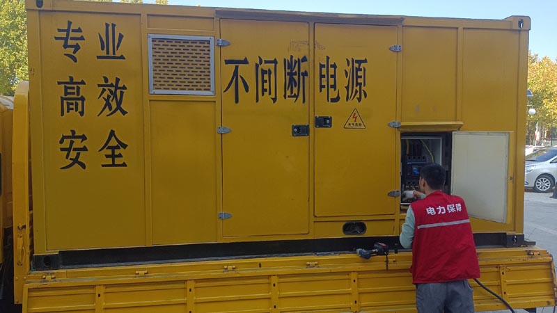 两当柴油发电机组和UPS电源配合使用时，如何避免切换过程中的电力中断？