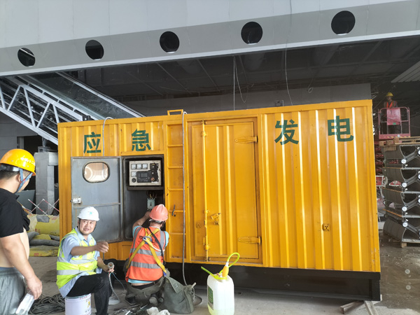 两当怎样判断空气滤清器是否需要更换？